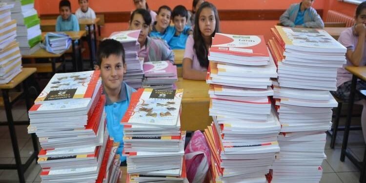 موعد تسليم الكتب للطلاب دون اي شروط.. تفاصيل
