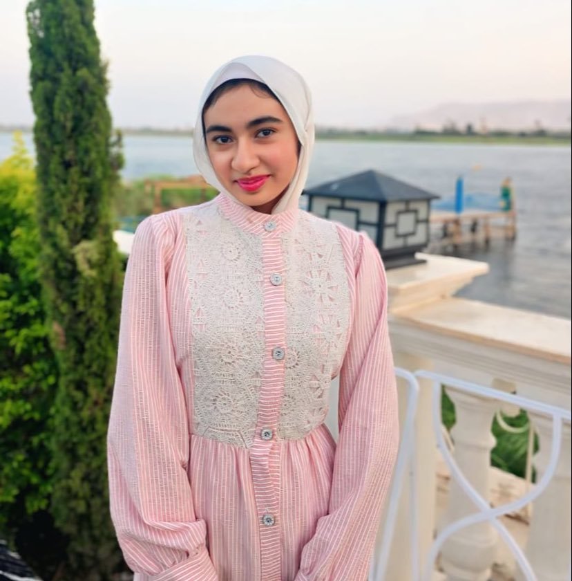 الطالبة سارة أحمد نبيل