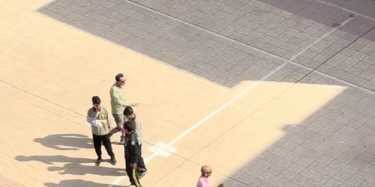 فيديو ضرب معلم لـ 3 طلاب