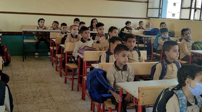 طلاب في مدرسة